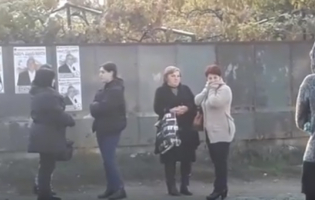 ხიდისთავში საარჩევნო უბანთან მმართველი პარტიის კოორდინატორებს ამომრჩევლების ზეწოლაში ადანაშაულებენ