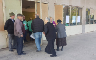 საარჩევნო უბნებზე რეგისტრატორების მაგიდასთან მყოფი პირები ამომრჩეველთა მონაცემებს აგროვებენ