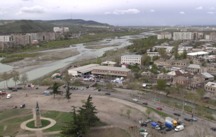 გორის მერიის თანამშრომლები ძლიერი ქარის გამო მიღებულ შეტყობინებებს ადგილზე სწავლობენ