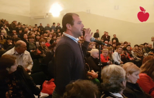 კასპში გამართულ შეხვედრაზე საჯარო მოხელეებთან ,,რეფერენდუმი" ჩაატარეს