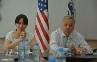 Посол Америки встретился с членами клуба молодых горийских дипломатов 