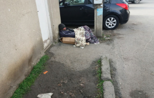 სასამართლოს წინ მწოლიარე მამაკაცი სახლში ვერ მიჰყავთ