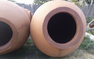 კასპში მეზობელმა მეზობელს გზა ქვევრებით გადაუკეტა