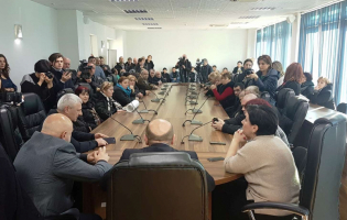 აქციის მონაწილეებს გორის მერი ხვდება