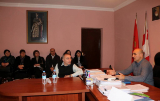 ქარელში ქაღალდის ნარჩენები გადასამუშავებლად მერიის შენობაში დასაწყობდება