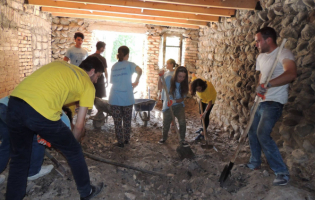  В Эргнети грузинские и иностранные добровольцы очистили подвал под музей 