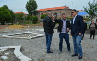 ანწუხელიძის ქუჩაზე სკვერისა და საფეხბურთო მოედნის მშენებლობა დაიწყო