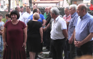კარალეთში ,,ქართული ოცნების" კანდიდატების წარდგენაზე დევნილებმა წყლის საკითხი დააყენეს