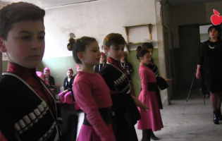 Танцоры «Схвилоелни» из грузинских и осетинских сел