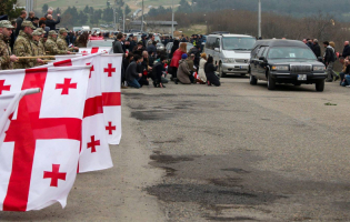 არჩილ ტატუნაშვილის დაკრძალვა მუხათგვერდის ძმათა სასაფლაოზე