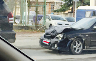 გორში ორი მანქანა ერთმანეთს შეეჯახა 