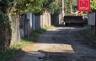 გირაოთი გათავისუფლებული ლევან გამრეკელი სოფლის გზებს აწესრიგებს