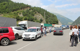 ზემო ლარსის გამშვებ პუნქტთან მძღოლები ერთმანეთს დაუპირისპირდნენ