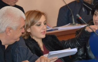 გამგებლის მხარდასაჭერად საკრებულოს წევრები ,,აიპიებში