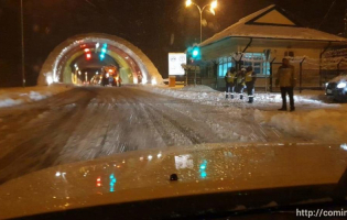 თოვლის გამო როკის გვირაბის მიმართულებით მოძრაობა შეიზღუდა