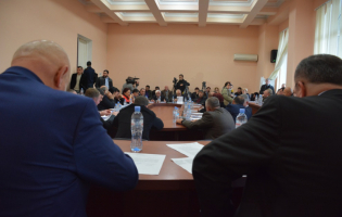 გორის მერიაში საპრემიო-სადანამატო თანხა ხელფასებში ასახეს