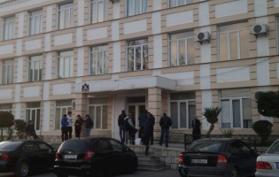 თვითმხილველების ცნობით, გორის სასამართლოს წინ პოლიციელებმა მოქალაქეს სცემეს