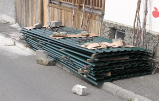 ვერხვების დევნილთა დასახლებაში თუნუქის ფურცლები კენჭისყრით გაანაწილეს