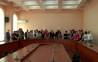 ქალაქის მერია  საკრებულოს თავმჯდომარის წინააღმდეგ