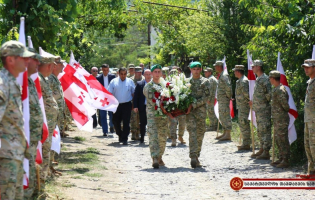 გარდაცვლილ ჯარისკაცის ოჯახს სოფელ სკრაში მიუსამძიმრეს