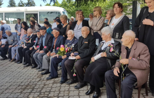 გორში დიდების მუზეუმთან ვეტერანებს ხვდებიან