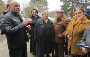 გამგებელი ირწმუნება, რომ სკვერს სოფლის თავკაცები საკუთარი სახსრებით აკეთებენ