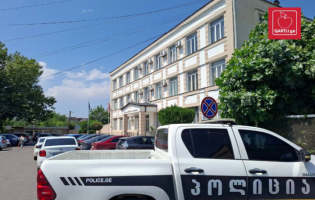 გორში დედისა და დის მიმართ ძალადობის ბრალდებით მამაკაცი დააკავეს