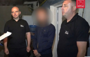 უვადო პატიმრობა მიუსაჯეს პირს, რომელსაც სიმამრის მკვლელობასა და სიდედრის გაუპატიურებაში ედება ბრალი