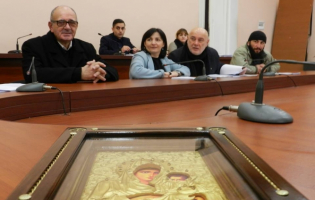 სამუსიკო სკოლის ღვაწლმოსილ პედაგოგს საკრებულოს წევრებმა დაბადების დღე მიულოცეს