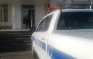 გორში ერთ სამეზობლოდან ოჯახური ძალადობის ბრალდებით სამი მამაკაცი დააკავეს