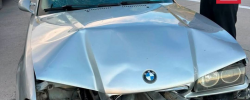 BMW-ს მარკის ავტომობილი გზის მოაჯირის კუთხეს შეეჯახა.