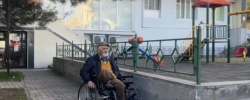 ქარელში მცხოვრებ მიხეილ ოქროპირიძეს მერიამ ეტლი
აჩუქა, თუმცა მისით გადაადგილება უჭირს. ბენეფიციარის
თქმით, მას ელექტროეტლი სჭირდება, რადგან გადაცემული ეტლით აღმართებში
გადაადგილება შეუძლებელია.