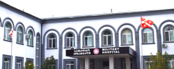 ახალი დირექტორის გადაწყვეტილებით, გორის სამხედრო
ჰოსპიტალში სასწრაფო დახმარებისა და თანამშრომლების მანქანები
ცენტრალური შესასვლელით ვეღარ შედიან და თვეზე მეტია მხოლოდ უკანა
კარით სარგებლობენ.
