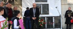 მერიამ მემორიალის ცაბაძის ქუჩაზე გადასატანად საპროექტო სამუშაოებზე
ტენდერი უკვე გამოაცხადა. მიუხედავად ამისა, ქარელის მერის
მოადგილეები პროცესის დეტალებთან დაკავშირებით ინფორმაციას არ ფლობენ
ან კითხვებს არ პასუხობენ.