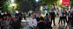ხელისუფლებამ მოქალაქეებს ფეხბურთის საყურებლად ღია სივრცეში მოუწოდა,
თუმცა ეკრანი მატჩის დაწყებისთანავე ჩაქრა.